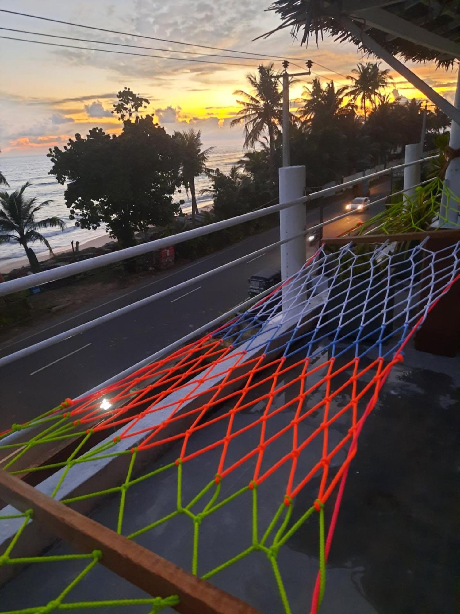 White Surfing Beach Resort Unawatuna Exterior foto