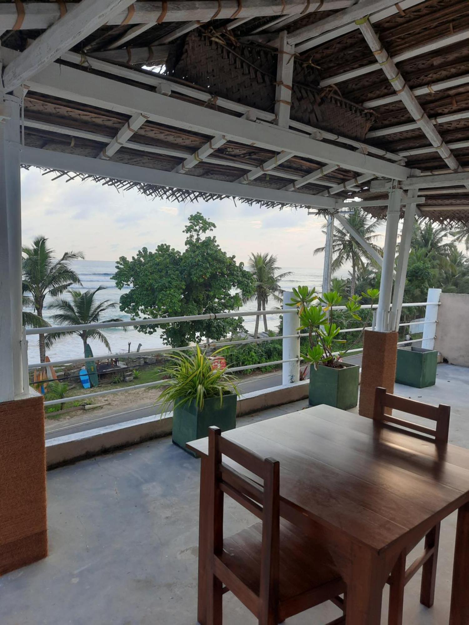 White Surfing Beach Resort Unawatuna Exterior foto