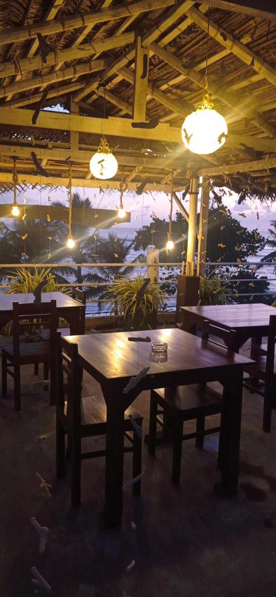 White Surfing Beach Resort Unawatuna Exterior foto